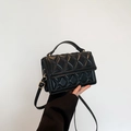 Bolso bandolera cuadrado acolchado negro chic con herrajes dorados y asa superior - Negro
