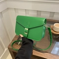 Borsa a tracolla quadrata verde brillante in ecopelle con fibbia dorata elegante - Verde