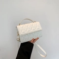 Elegante bolso bandolera acolchado blanco con detalles dorados y asa superior - Blanco