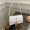 Bolso de hombro blanco con relieve de cocodrilo, logo SS dorado y colgante de flecos - Blanco