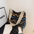 Detail der bunten Wellenmuster-Tasche mit besticktem breitem Riemen und Metallschnalle - Schwarz