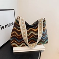 Detail der Bohème-Stricktasche mit Wellenmuster und besticktem geometrischem Gurt - Kaffeebraun