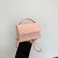 Bolso bandolera cuadrado rosa acolchado con textura de cuero y correa ajustable larga - Rosa