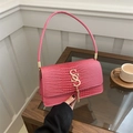 Bolso rosa chic con textura de cocodrilo, logo dorado y borla para el estilo de verano - Rosa