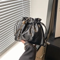 Bolso saco acolchado negro con cordón, cadena dorada y detalle de bola metálica - Negro