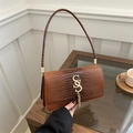 Bolso de hombro marrón con grabado de cocodrilo, logo S dorado y borla metálica - Marrón Oscuro