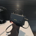 Bolso cuadrado negro elegante con asa superior y detalles metálicos en tono dorado - Negro