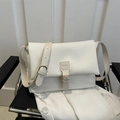 Bolso mensajero blanco minimalista con correa ajustable y hebilla dorada elegante - Blanco