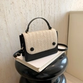 Schicke kleine quadratische Tasche aus schwarzem Leder und cremefarbenem Web-Umschlag - Schwarz