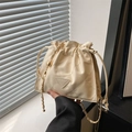 Elegante bolso saco acolchado beige con cadena dorada y cierre de cordón ajustable - Blanco