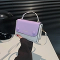 Bolso bandolera cuadrado en contraste lavanda y blanco con solapa y asa superior chic - Morado