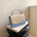 Himmelblaue und beige gewebte Umhängetasche mit Kunstleder und goldenen Metallakzenten - Blau