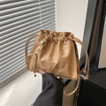 Bolso tipo cubo beige con cordón en cuero acolchado clásico y correa de cadena dorada - Caqui
