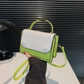 Bolso bandolera cuadrado con diseño de contraste en verde lima y blanco elegante - Verde