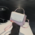 Bolso pequeño bandolera en contraste rosa y crema con asa superior fija - Rosa