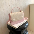 Rosa Leder- und beige geflochtene Umhängetasche mit runder Schnalle und Griff - Rosa