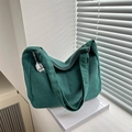 Detalle de bolso de pana verde oscuro con bolsillo lateral y colgante de perro de felpa - Verde Oscuro Con Colgante