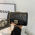 Sac à bandoulière matelassé noir avec gaufrage camélia et chaîne dorée élégante - Noir