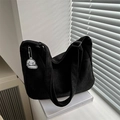 Borsa tote in velluto a coste nera con tracolla e ciondolo a cane bianco sopra i libri - Con Ciondolo / Nero