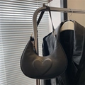 Bolso de hombro tipo media luna negro minimalista con diseño de corazón en relieve - Negro