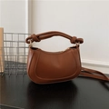 Borsa a mezzaluna marrone scuro in ecopelle con distintivo manico a nodo e tracolla - Marrone Scuro