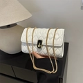 Bolso blanco acolchado con patrón de diamantes y correa de cadena en color oro - Blanco