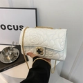 Sac bandoulière blanc matelassé avec motif camélia et chaîne dorée élégante - Blanc