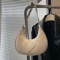 Bolso medialuna blanco crema chic con corazón en relieve 3D y fina correa de hombro - Blanco