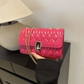 Bolso bandolera acolchado en color rojo rosa con cadena dorada y cierre de giro chic - Rosa Rojo