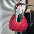 Bolso de hombro media luna rojo rosa con corazón en relieve y correa fina de cuero PU - rosa intenso