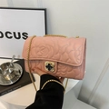 Sac rose matelassé avec coutures camélia et fermoir rotatif en forme de trèfle doré - Rose