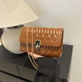 Bolso bandolera acolchado marrón con diseño de rombos y cierre de metal dorado - Marrón Oscuro