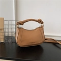 Elegante borsa a mezzaluna marrone chiaro con manico annodato e scritta in ecopelle - Cachi