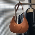 Bolso de media luna marrón caramelo en piel sintética con detalle de corazón - Marrón Oscuro