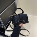 Mini borsa quadrata nera a motivo coccodrillo con dettagli dorati e manico curvo - Nero