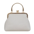 Weiße gewebte Muscheltasche mit goldenem Metallgriff und dekorativem Kugelverschluss - Gebrochenes Weiß