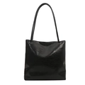 Bolso tote negro brillante con correas delgadas y diseño minimalista de gran capacidad - Negro