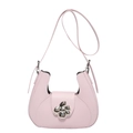 Sac à bandoulière rose poudré avec boucle florale argentée et design minimaliste élégant - Rose