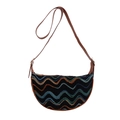 Borsa a spalla in maglia a righe stile boho blu scuro con tracolla in pelle marrone - Onda Nera