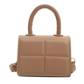 Bolso de mano beige en cuero sintético con diseño acolchado y herrajes metálicos dorados - Caqui