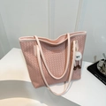 Sac cabas rose en cuir PU tressé avec étiquette tendance et charm en peluche - Avec Ornement / Rose