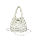 Secchiello chic color panna con trama a bolle e tracolla a catena argento da donna - Bianco
