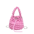 Borsa a secchiello rosa in tessuto a bolle con manico a pieghe e tracolla a catena - Rosa scuro
