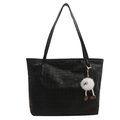 Grande borsa tote nera con trama geometrica, manici lunghi e ciondolo di peluche - Con Ornamento / Nero