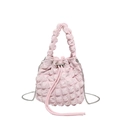Borsa a secchiello rosa con trama popcorn, manico a scrunchie e catena argento - Rosa Chiaro