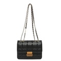 Schwarze Stepptasche mit goldener Kette und Metallverschluss auf weißem Hintergrund - Schwarz