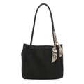 Grote zwarte shopper met textuur en decoratieve zijden sjaal met vintage kettingprint erop - Zwart