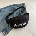 Zwarte crossbodytas met FANYISSA letters op een achtergrond van een denim jasje - Zonder Hanger / Zwart