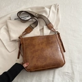 Bolso cubo retro de cuero PU marrón con correa ancha tejida y acabado de textura vintage - Tostado