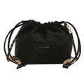 Borsa a secchiello nuvola nera con coulisse, tracolla a catena e logo dorato - Senza ciondolo / Nero